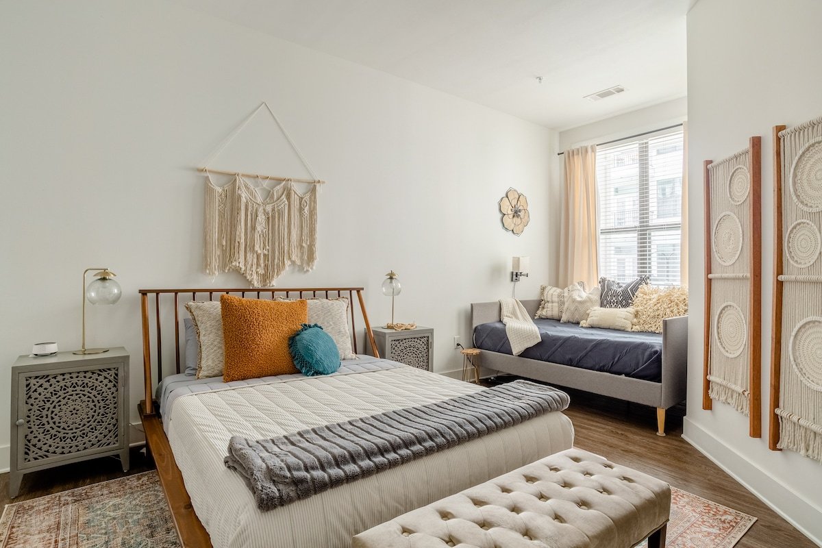 💋Easy walk to Broadway-NASHVEGAS Upscale APT+pool gallery image 3