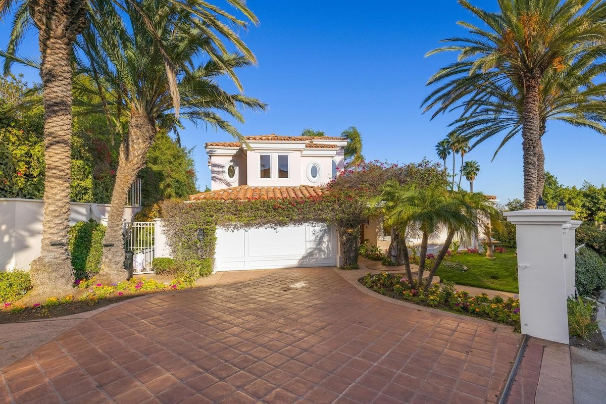 Upscale Bel Air Stay w/ City, Canyon & Ocean Views gallery image 3