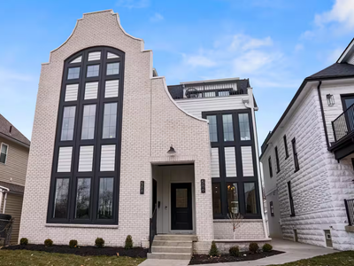 Newer Build- Luxury Spacious Home- 3 Living rooms