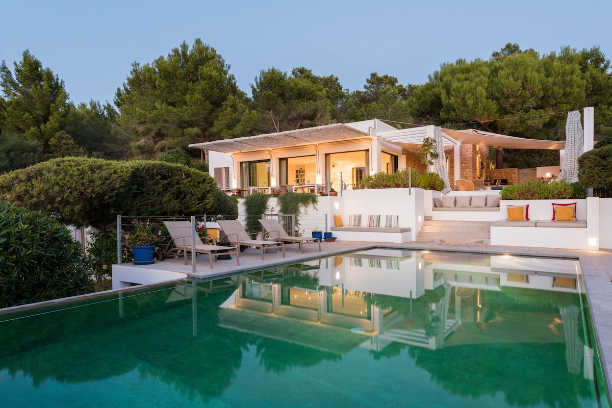 Luxury-Heated Infinity Pool-Retreat-Sunset