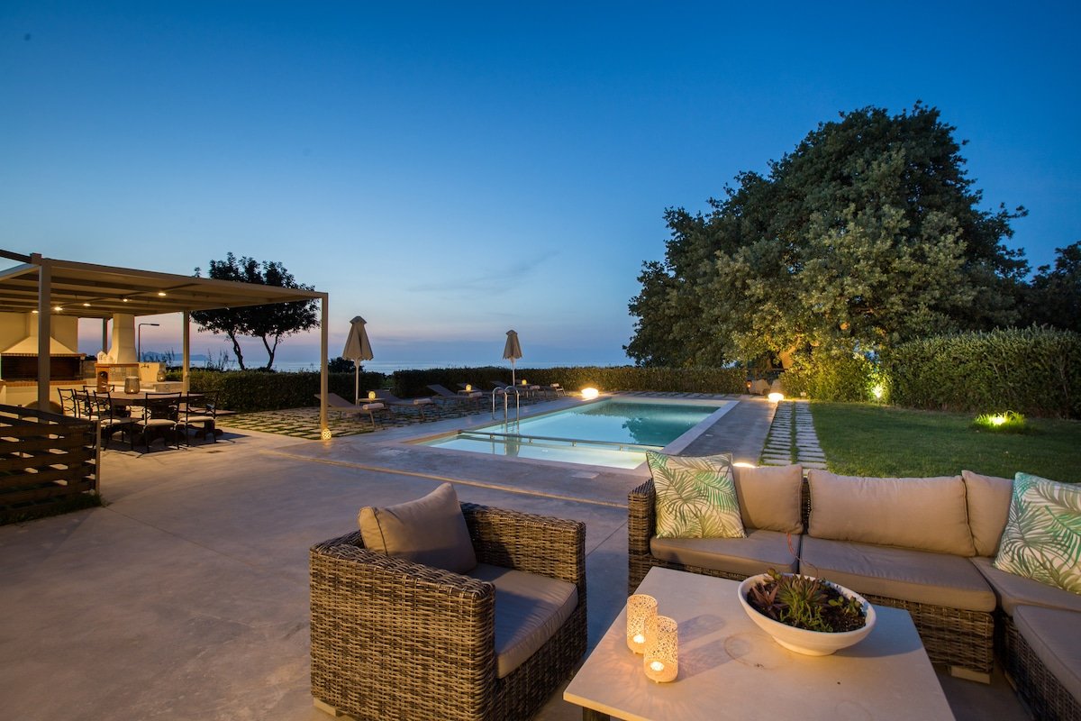 Villa Mia. Heated pool. Pickleball court. Center8′ gallery image 5