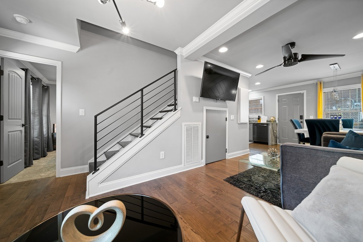 Trendy Town Home B gallery image 5