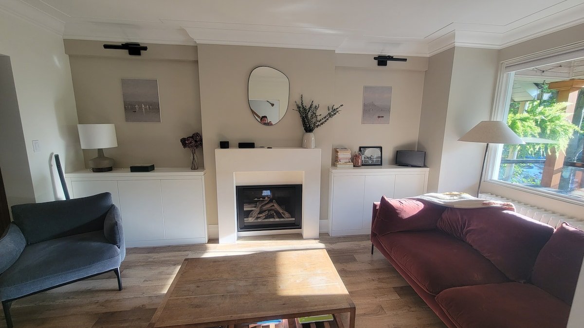 Beautiful beach house in the heart of the Beaches gallery image 3