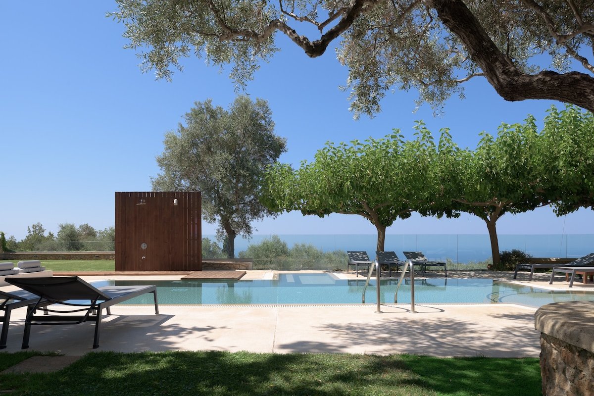 TheTree Villa, with Heated Pool & Spa Whirlpool gallery image 2