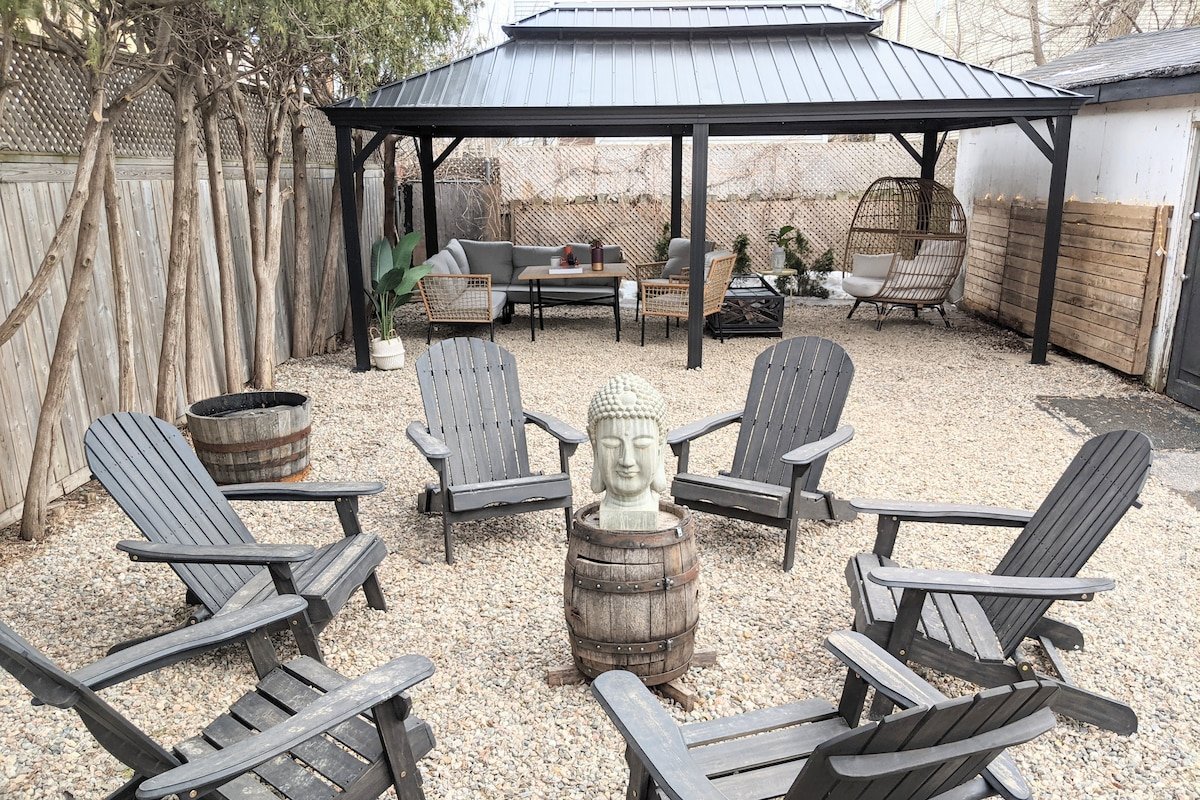 Downtown 5-Star 3-bdrm – BBQ – Backyard & Parking gallery image 2