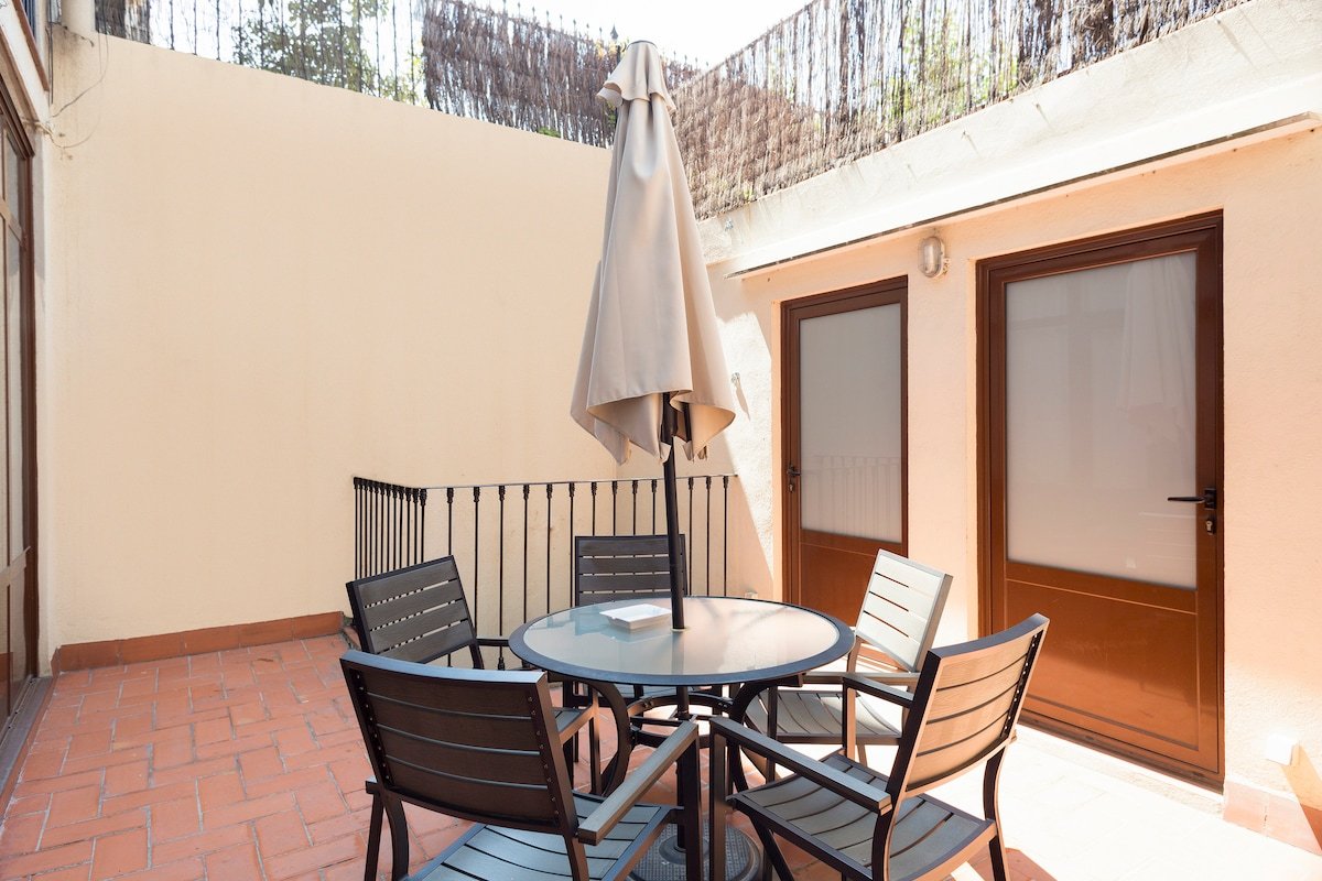 Apt. w/ PATIO, 4 Bedrs, 2 Bathrs & AC (8 adults) gallery image 5