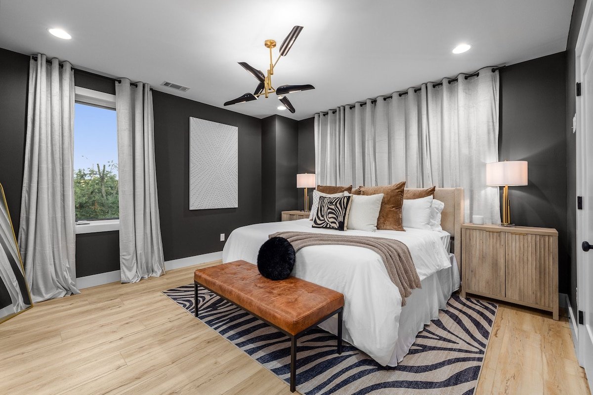 Nash Lux home hottub/9Beds/rooftop/gameroom gallery image 5