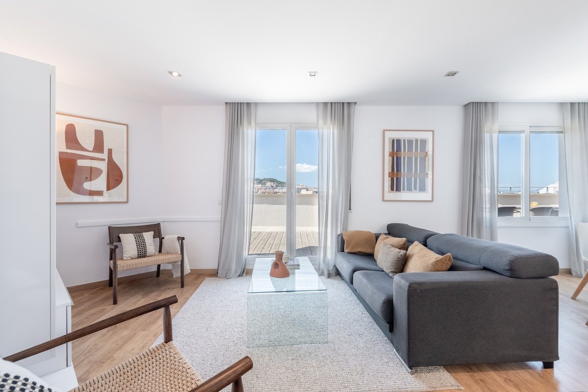 Bright penthouse with terrace near to l’Eixample gallery image 3