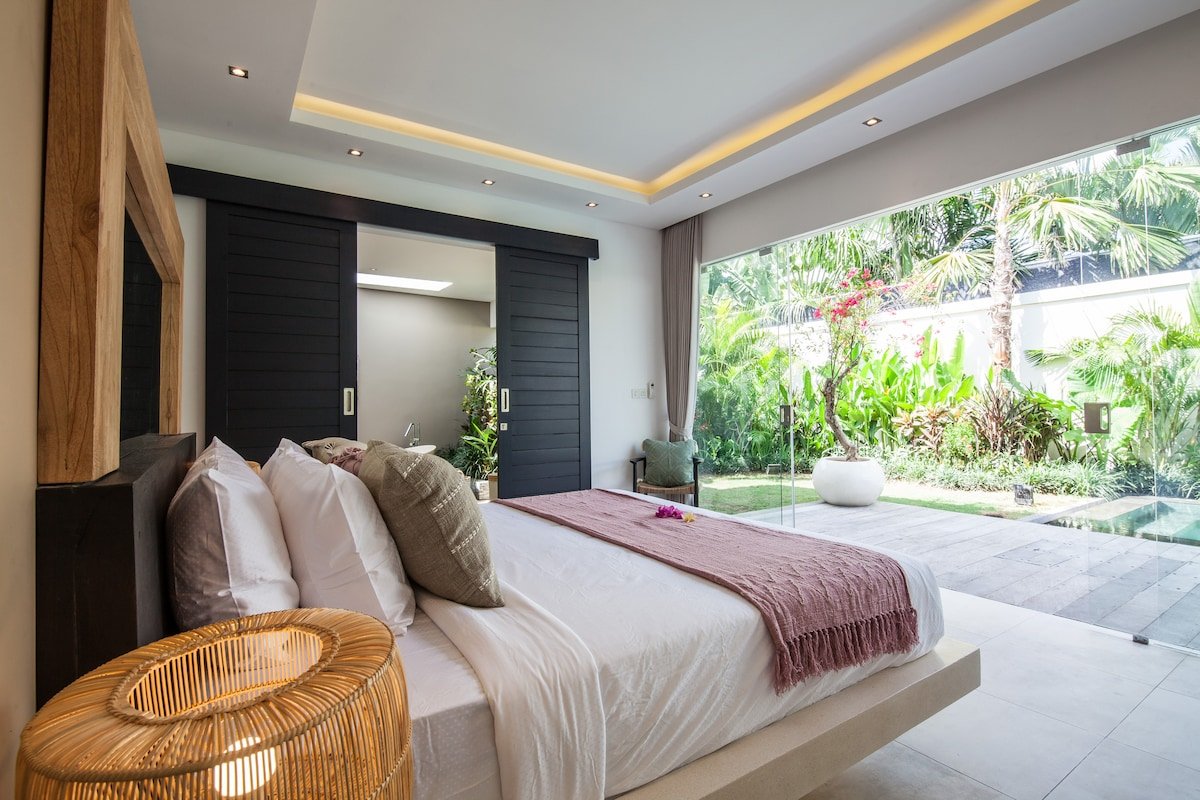 Luxury private villa walking distance to the Beach gallery image 3