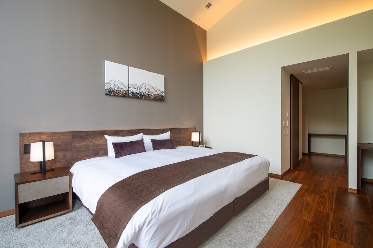 The Vale Rusutsu | 4BR Ski-in Ski-out Penthouse gallery image 2