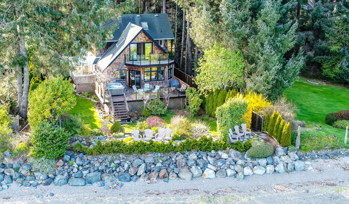 Private Oceanfront Beach House with Hot tub!