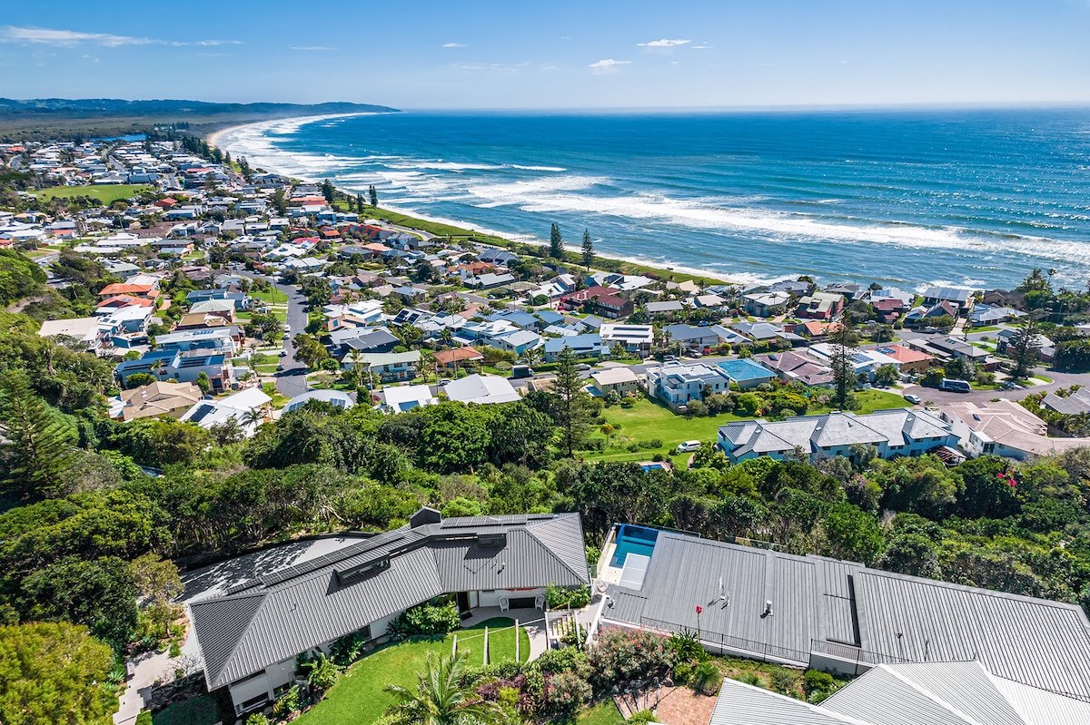 Wave Hill & Pool House. Two homes. One property. gallery image 2
