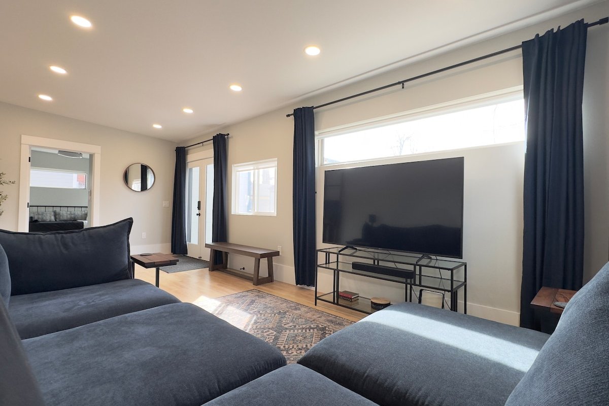 Denver Luxury Home | HOT TUB | Private Yard gallery image 4