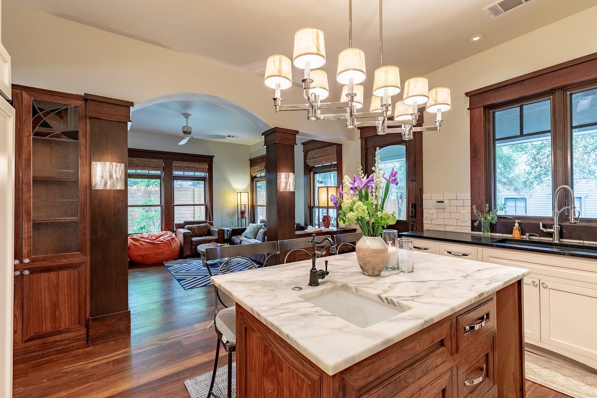 Huge Luxury Downtown Retreat W/ All The Amenities gallery image 3