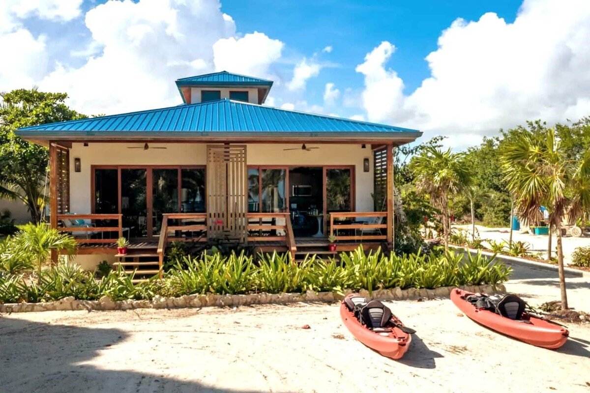 Enchanting Oceanfront Private Estate by ALOM gallery image 3