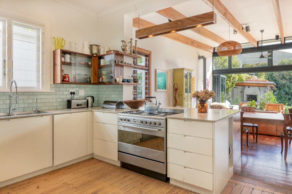 Beautiful, Secure, 4 bed Family Home, Oranjezicht gallery image 5