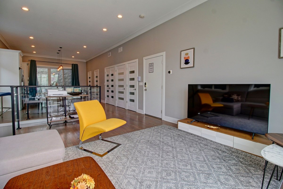 Luxury Condo w/ HOT TUB and Stunning Roof Top Deck gallery image 5