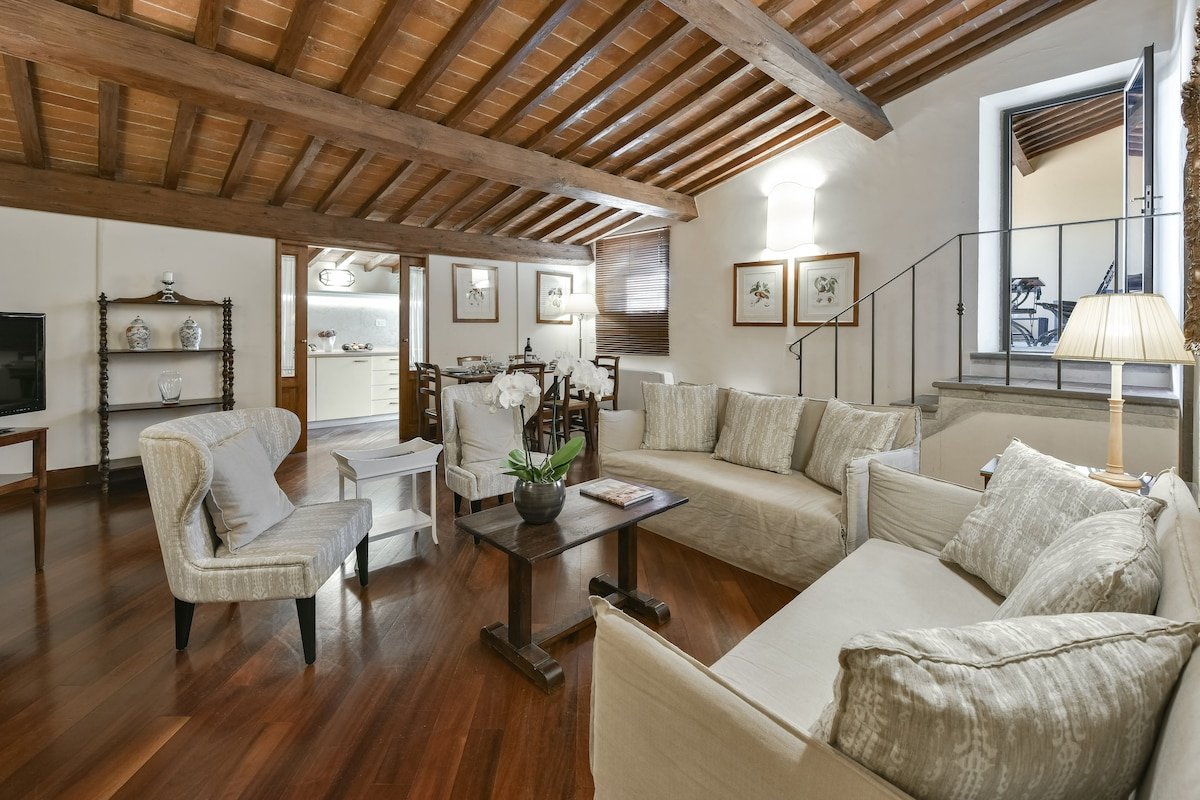 Buonarroti big apartment with terrace in Oltrarno gallery image 3