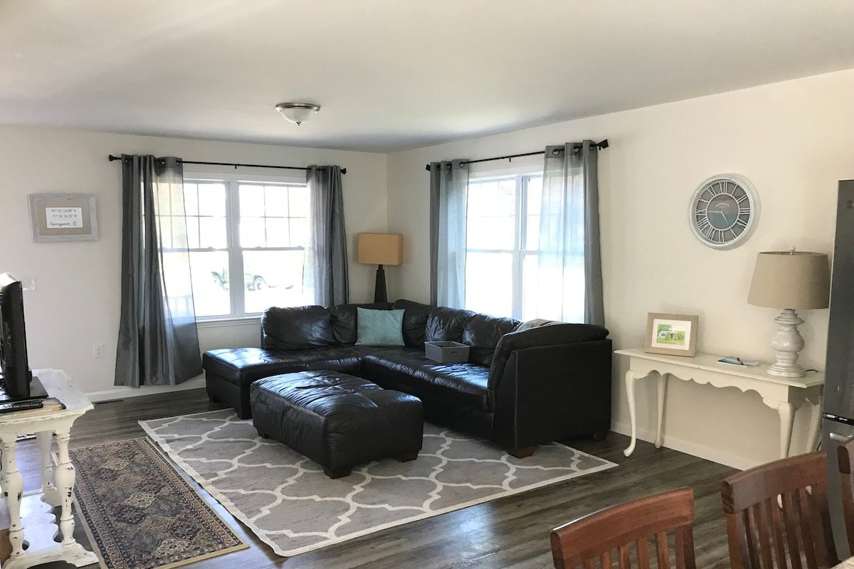 5 BR / 3 BA house in Narragansett Pier! gallery image 3