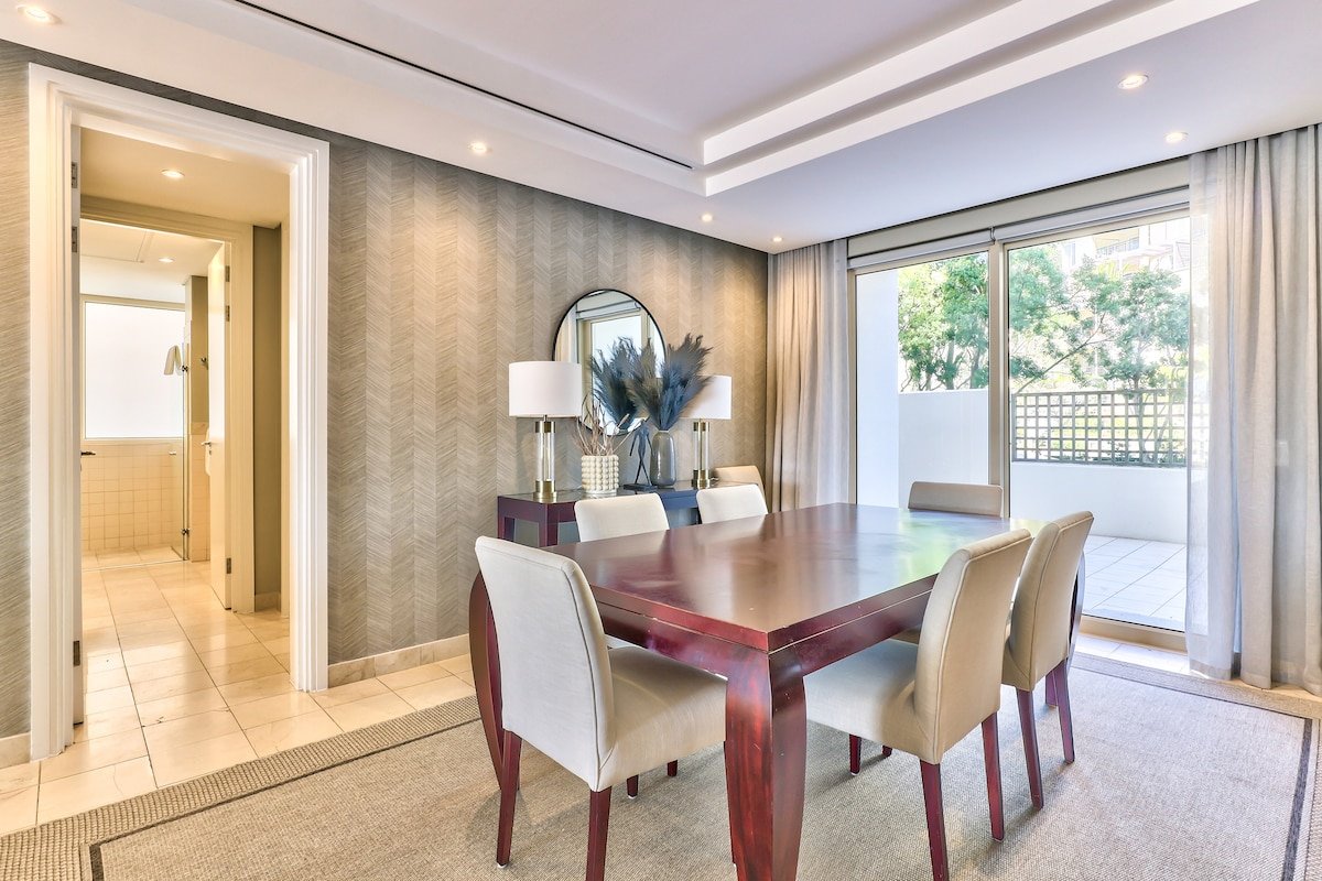 Exquisite 3-Bed Waterfront Living! gallery image 5