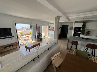 Beautiful bright top floor flat 100mts2