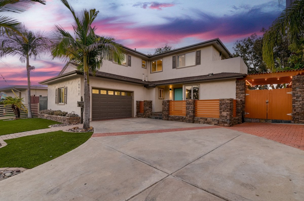 Luxury Oasis! Pool/Jacuzzi & Prime Location! gallery image 5