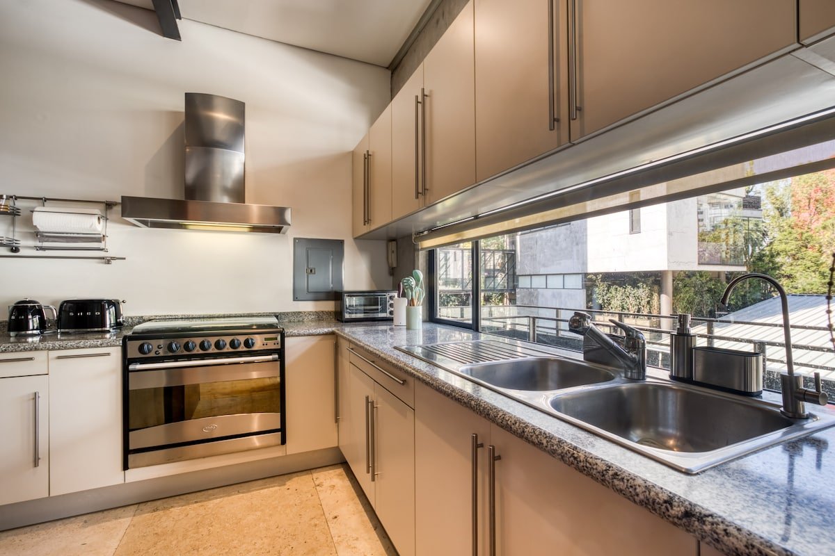 Departamento con techo de doble altura en Condesa. gallery image 3