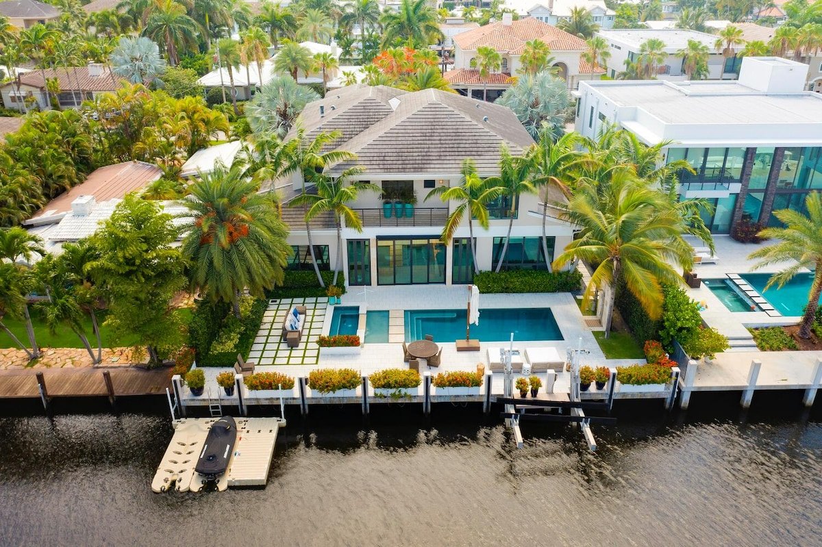 LUXURIOUS MANSION by the water with 5 suites!! gallery image 3