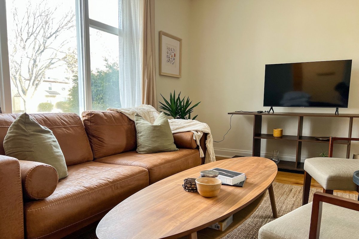 Central 3-Bedroom Mid-Century Modern Bungalow gallery image 2