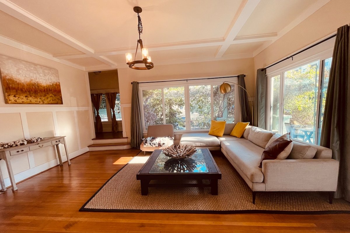 9 BEDRM 4500SqFt MANSION-ETTE PALM TREE VIEWS gallery image 2