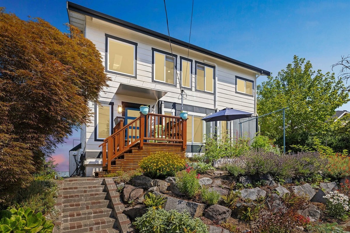 4-Bd w/ AC, Walk to Light Rail, Yard, VIEW Dog OK! gallery image 3