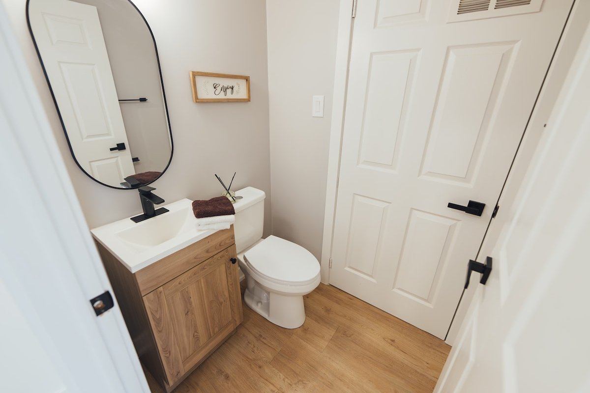 ☆ Downtown Mid-Century Duplex House ☆FREE PARKING☆ gallery image 4