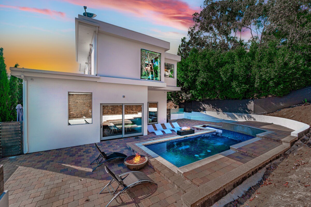 Luxury 4BR Hollywood Bowl Getaway w/ Pool! gallery image 4
