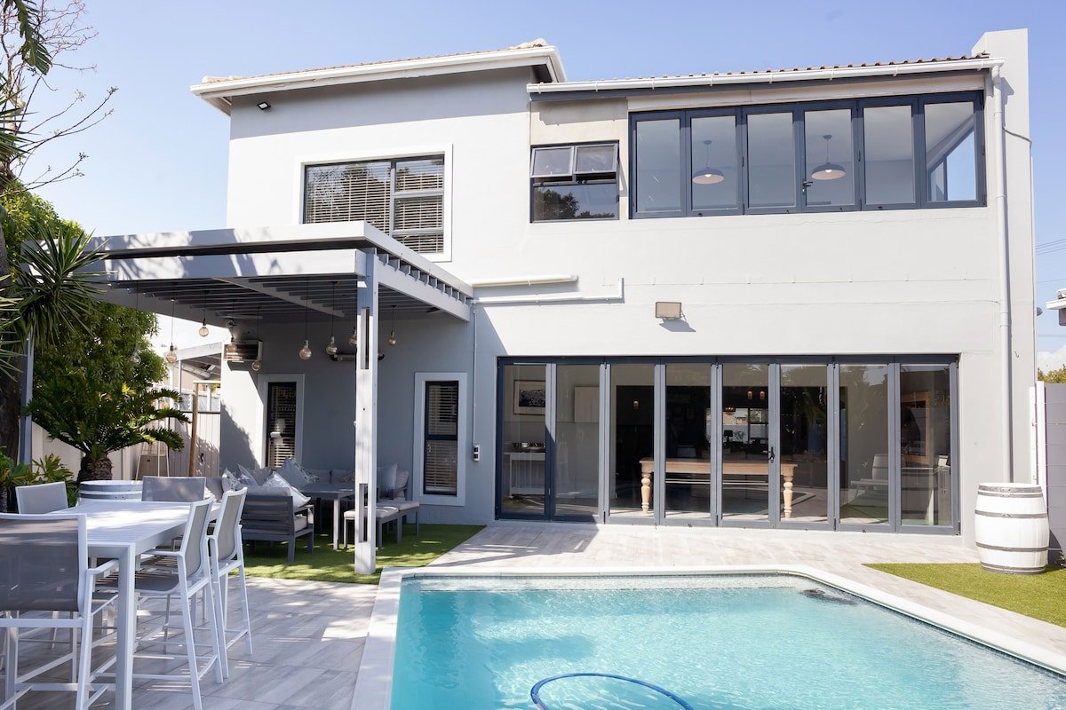 Elegant 8-Sleeper | Poolside Living & Braai Vibes gallery image 4