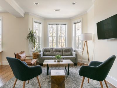 Lincoln Park Charm + On site Parking Included!