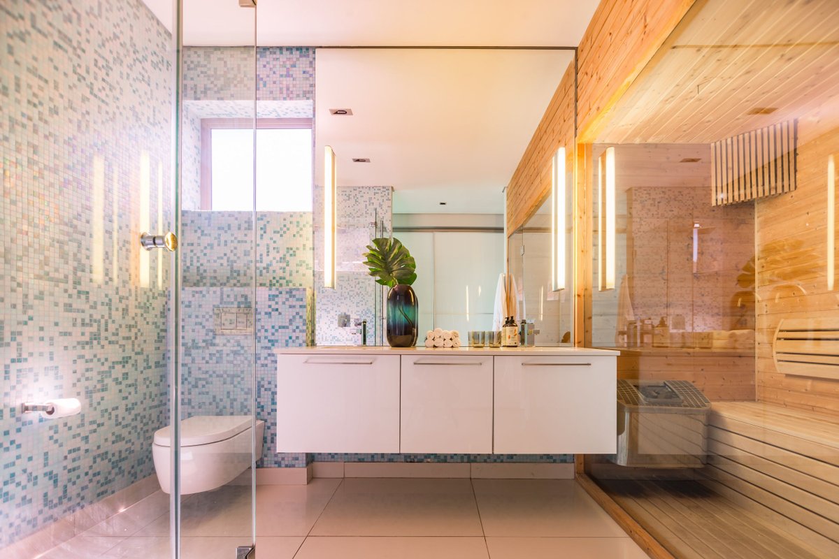 Penthouse 100m walk to the beach with pool & sauna