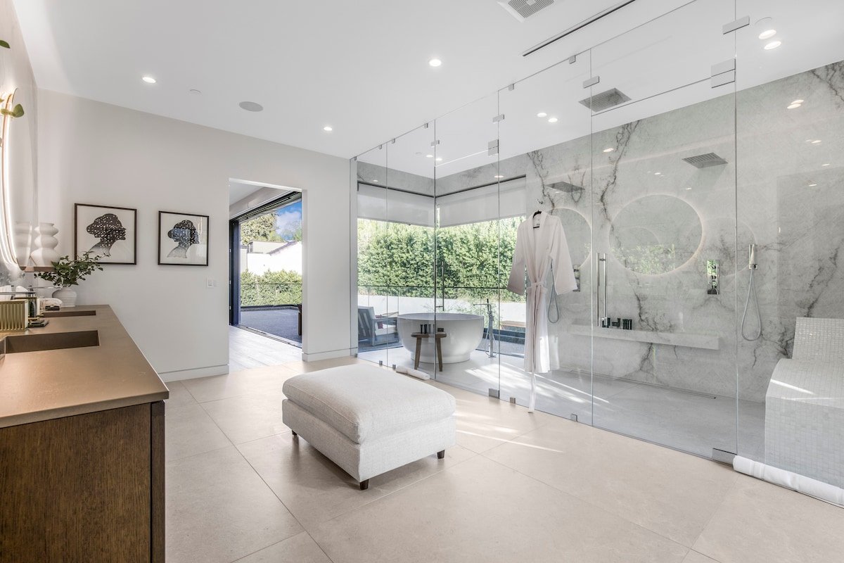 Stylish 2-Level Retreat in Trendy Sherman Oaks gallery image 4