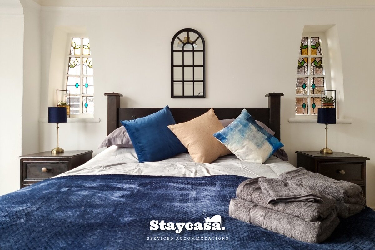 Spacious 6-Bed with Large Patio and Free Parking gallery image 4