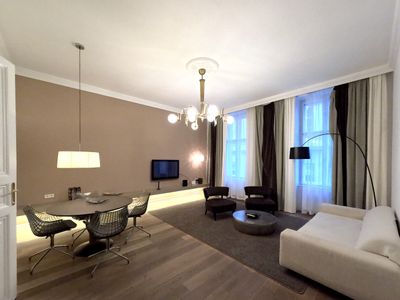 The Heart of Old Town: 2BR/2BA Central Luxury Stay