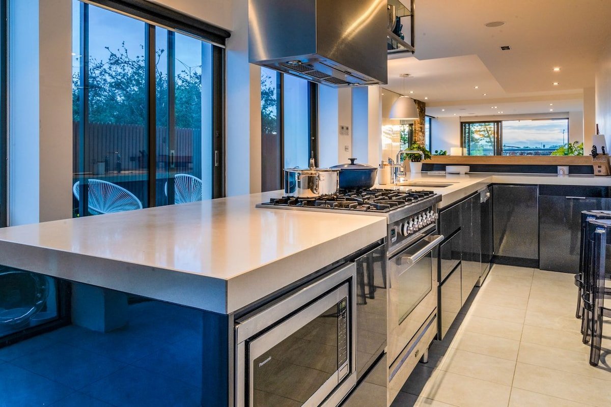 Sunset Boulevard gallery image 4