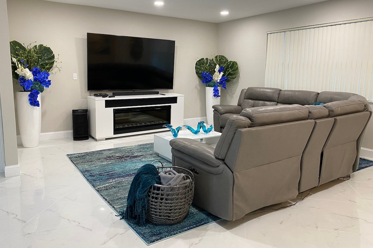 Amazing 3Bd Home Private Heated-Pool. Fence Yard gallery image 2