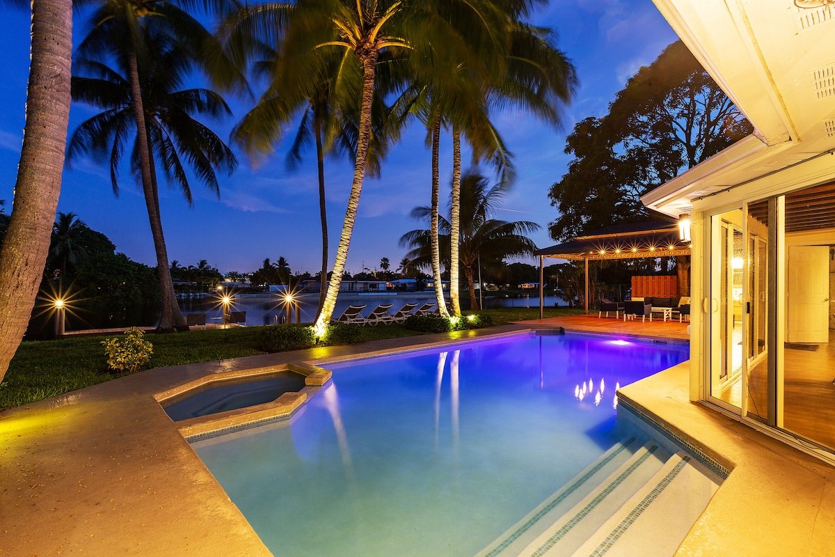 Waterfront Home 4 Bedroom w/Pool, and Game Room! gallery image 2