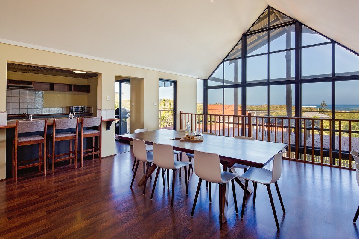 Bondys Beach House—Panoramic Beachside Living gallery image 4