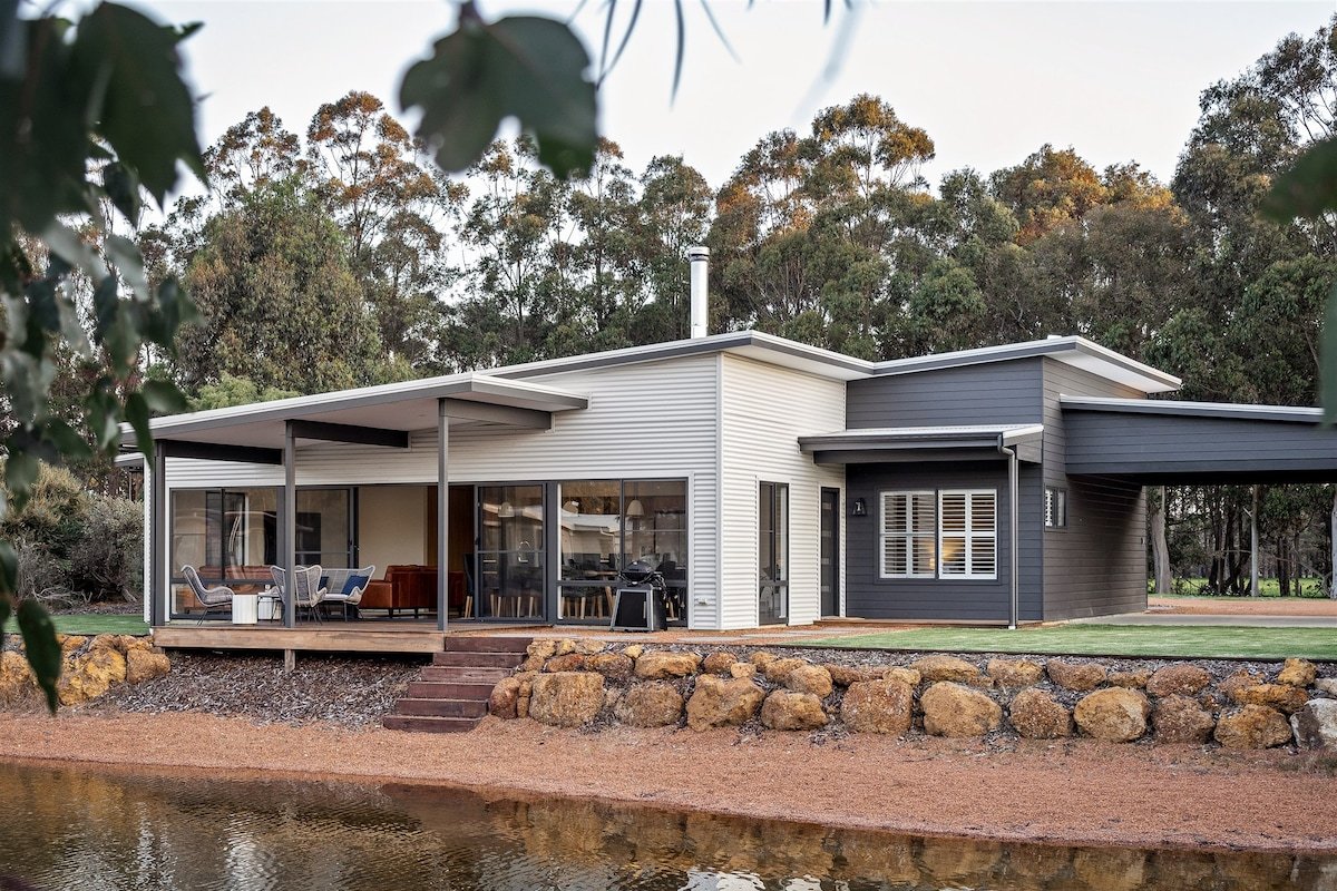 Lang Chalet—Vineyard Bliss on the Waterfront gallery image 3