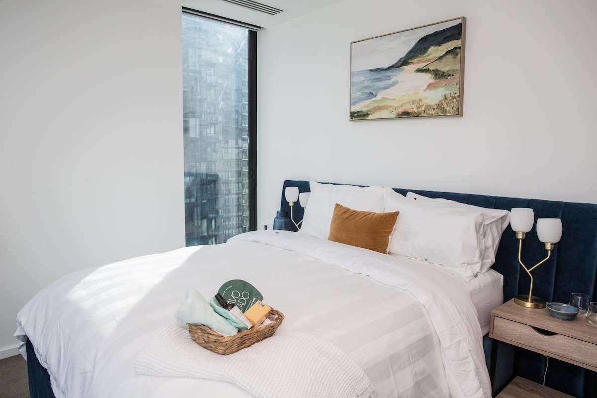 Stunning 3 BR, 2 Bath Apartment, Pool, C/Pk, Views gallery image 4