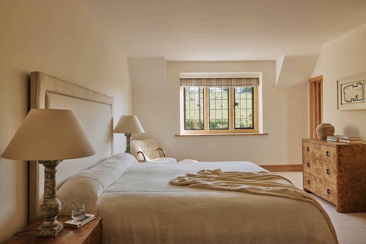 Elegant Cotswold home with indoor pool and sauna gallery image 5