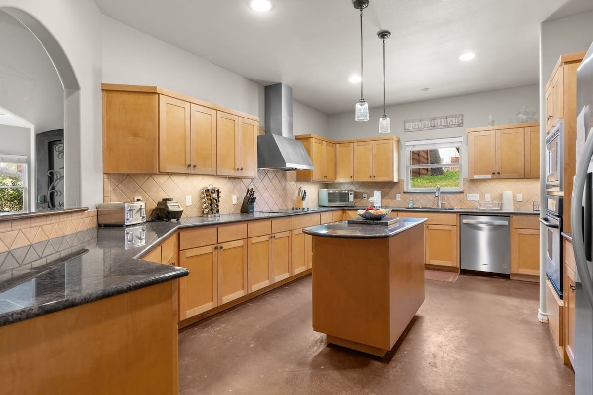 Stunning Lake Travis Estate w/ Spectacular Pool gallery image 5