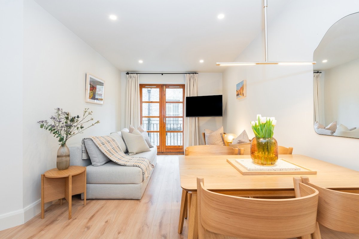 Central 2-bedroom Apartment – Walk to Attractions! gallery image 2