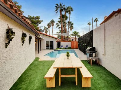 Charming Spanish Villa w/Pool, Close to The Strip