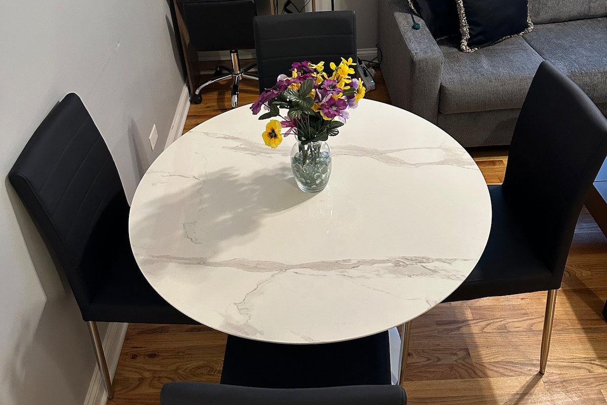 Modern 2BR Lakeview | Walk to Wrigley + Wi-Fi gallery image 4